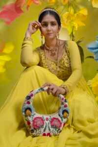 Golden-Meadow-Embellished-Beaded-Bag_versuhz_nyasa